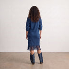 Vestido midi de punto azul con flecos en el bajo y mangas tres cuartos