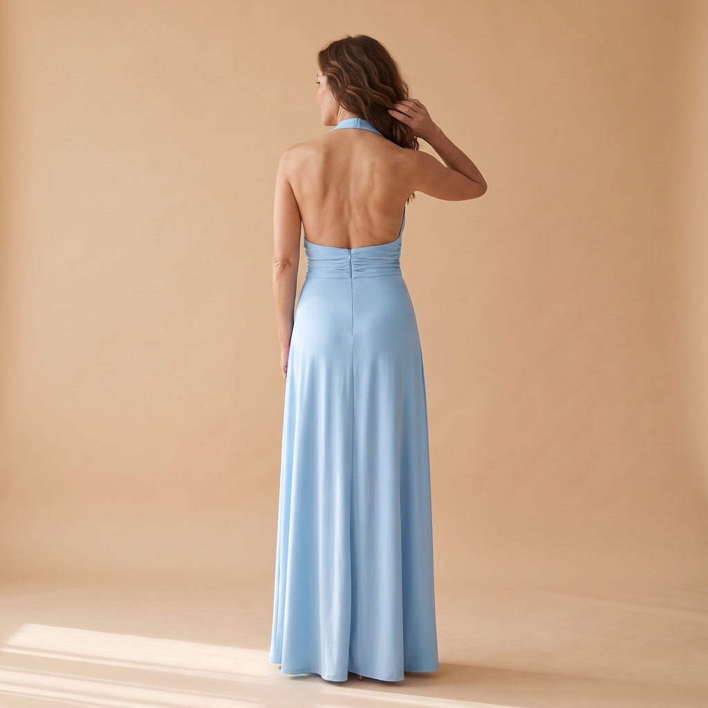 Vestido largo azul claro sin mangas con escote halter y espalda descubierta