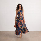 Vestido largo estampado asimétrico con escote lateral, tirante único, base azul.