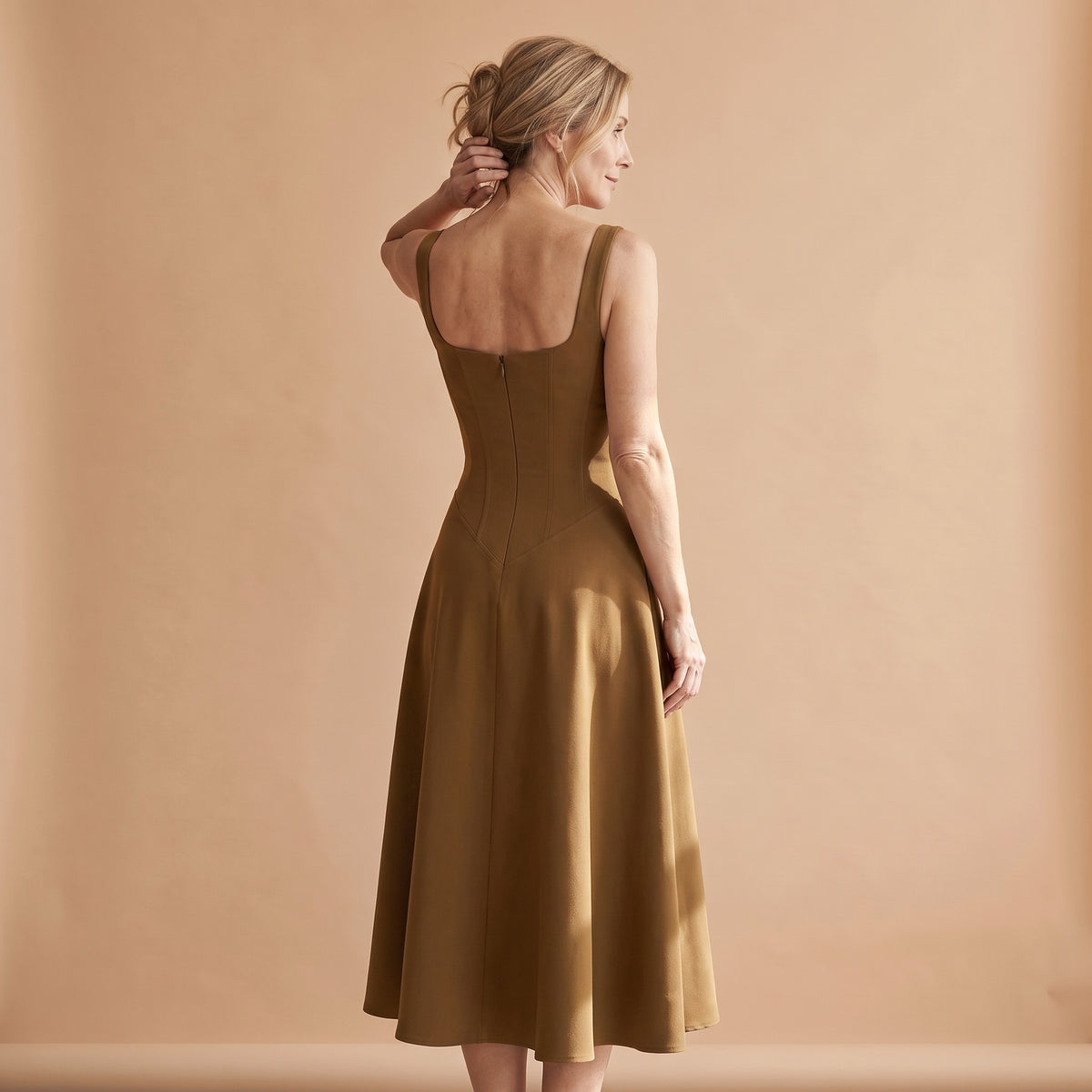 Vestido midi marrón con tirantes cuadrados y falda acampanada