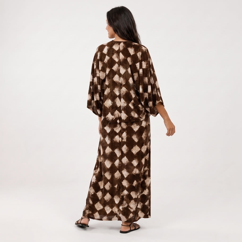 Vestido fluido tipo kimono marrón con estampado de rombos, vista trasera
