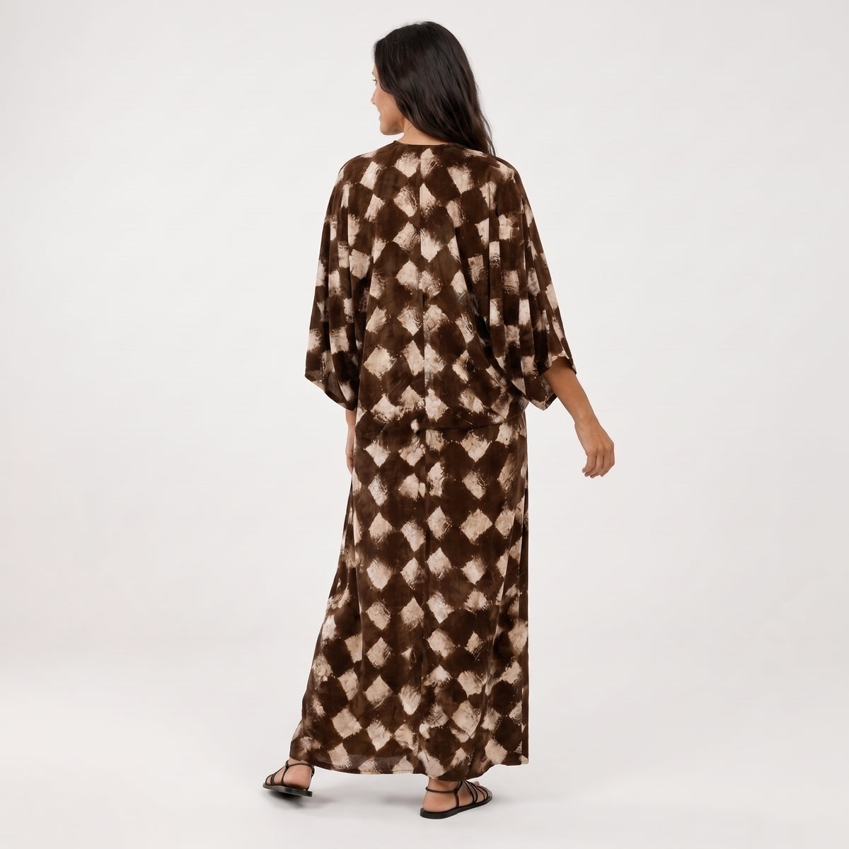 Vestido fluido tipo kimono marrón con estampado de rombos, vista trasera