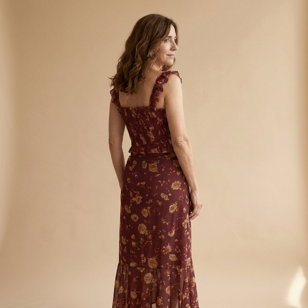 Vestido largo burdeos con escote cuadrado y tirantes con volantes, abertura frontal
