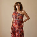 Vestido midi de un solo hombro con estampado acuarela rojo y azul, sin mangas.