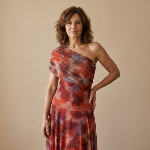 Vestido midi de un solo hombro con estampado acuarela rojo y azul, sin mangas.