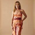 Vestido satinado sin mangas con cuello halter, estampado tie-dye crema y burdeos