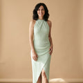 Vestido midi sin mangas verde menta, cuello alto y abertura frontal