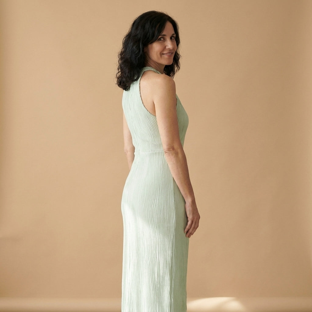 Vestido midi sin mangas verde claro, cuello alto, abertura frontal