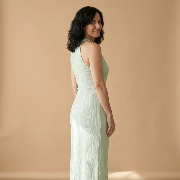 Vestido midi sin mangas verde claro, cuello alto, abertura frontal