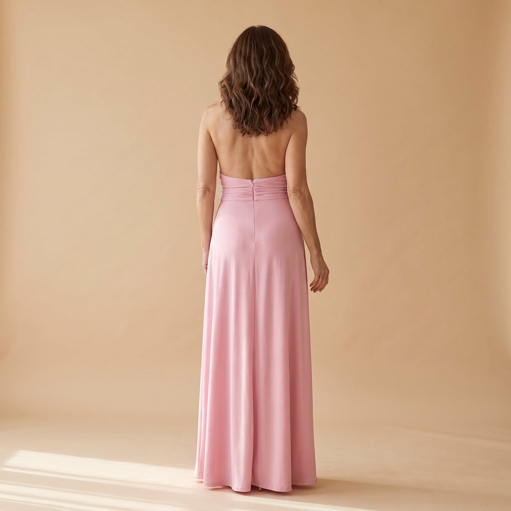 Vestido largo rosa sin mangas con escote halter y espalda descubierta