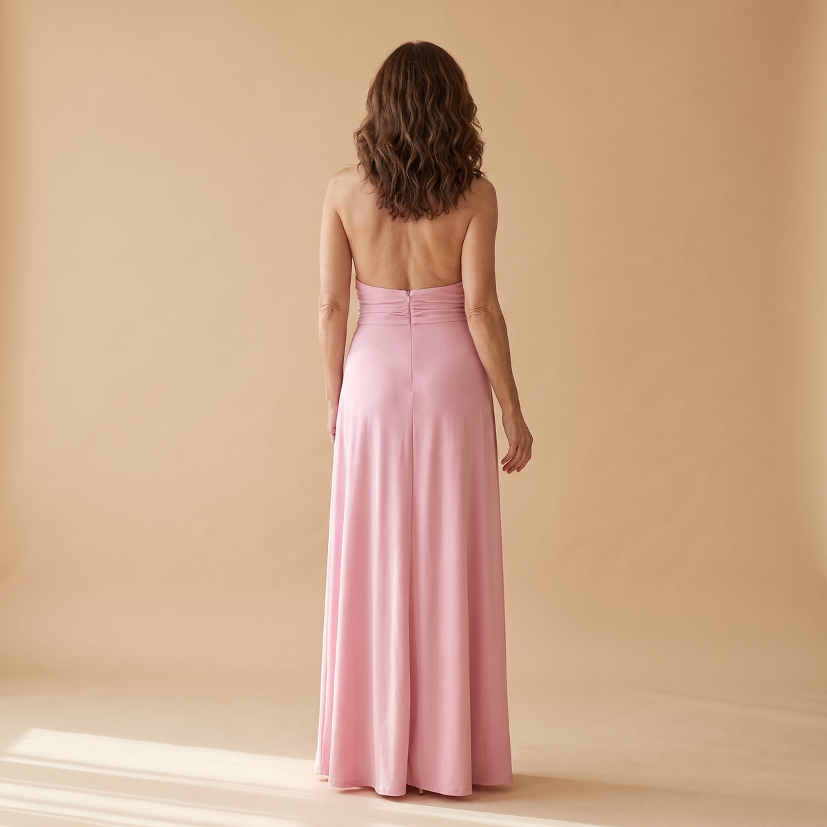 Vestido largo rosa sin mangas con escote halter y espalda descubierta