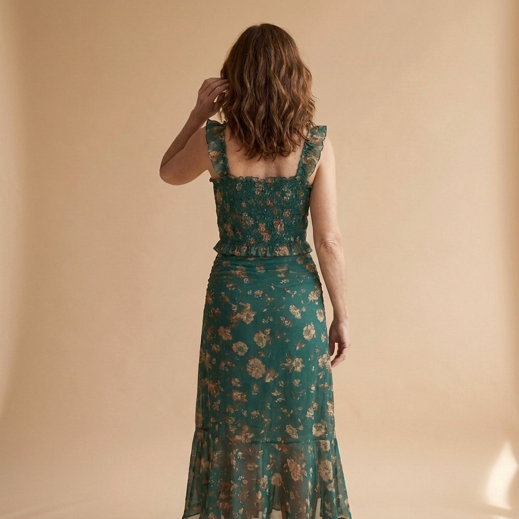 Vestido largo verde con tirantes con volantes, escote cuadrado y abertura en la falda