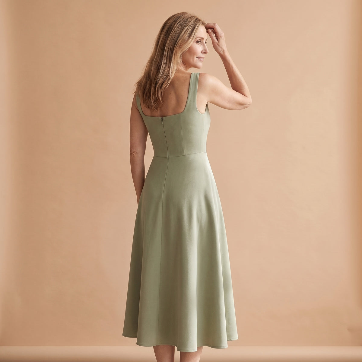 Vestido midi verde con tirantes cuadrados y falda acampanada