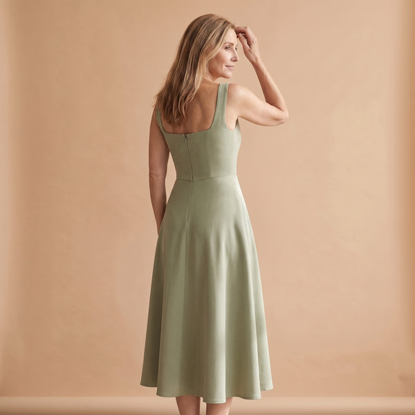 Vestido midi verde con tirantes cuadrados y falda acampanada
