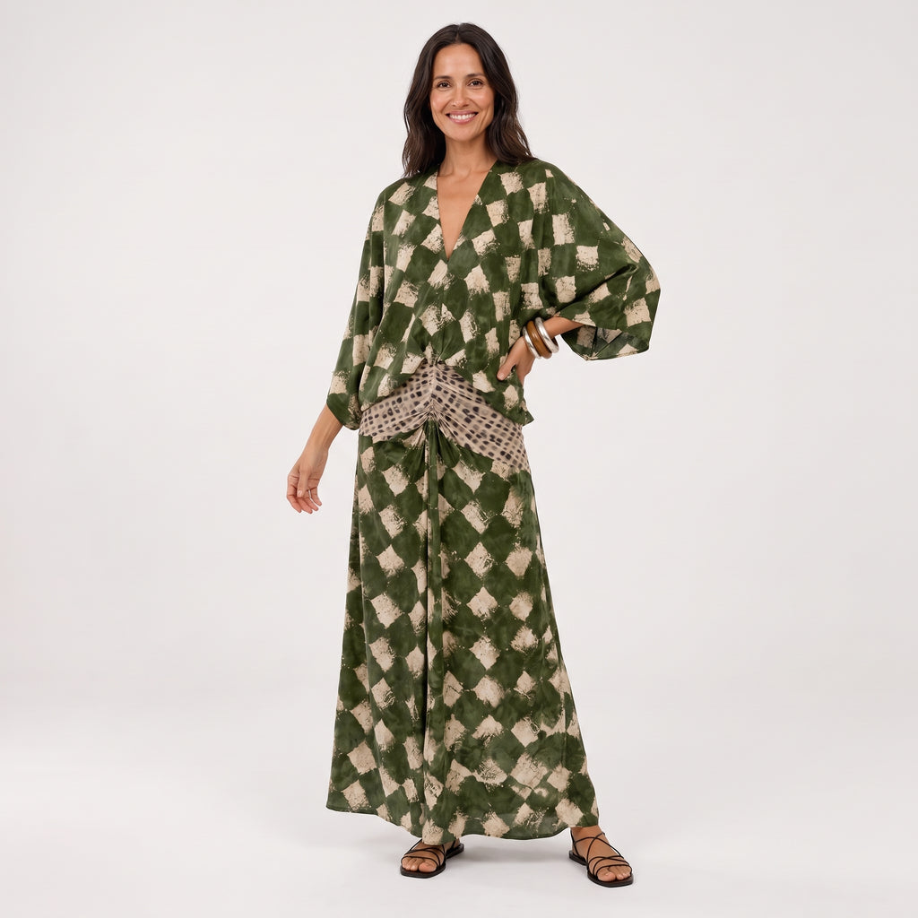 Vestido fluido tipo kimono verde con estampado de rombos y escote en V