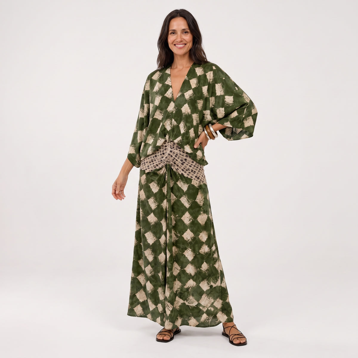 Vestido fluido tipo kimono verde con estampado de rombos y escote en V