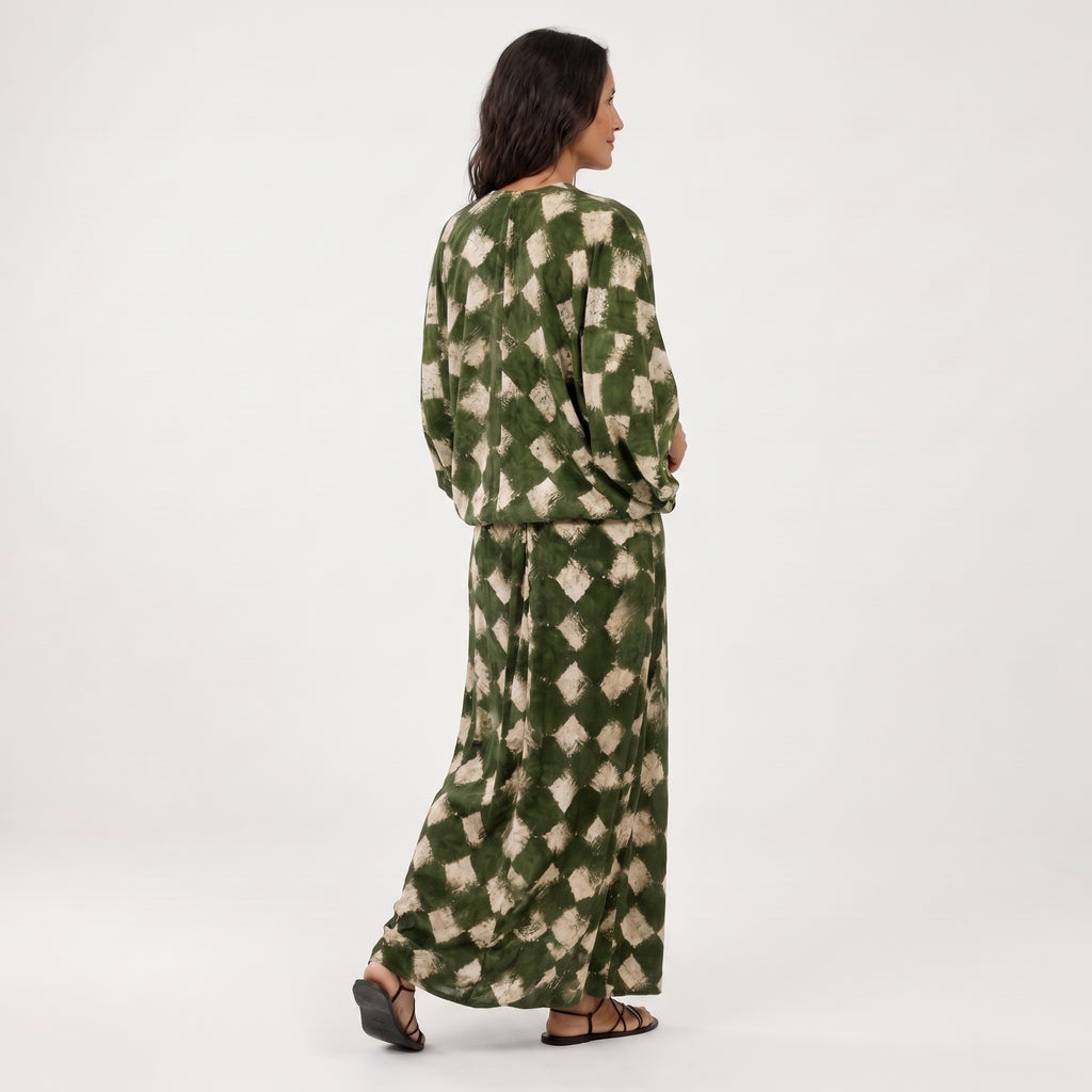 Vestido fluido tipo kimono verde con estampado de rombos, vista trasera