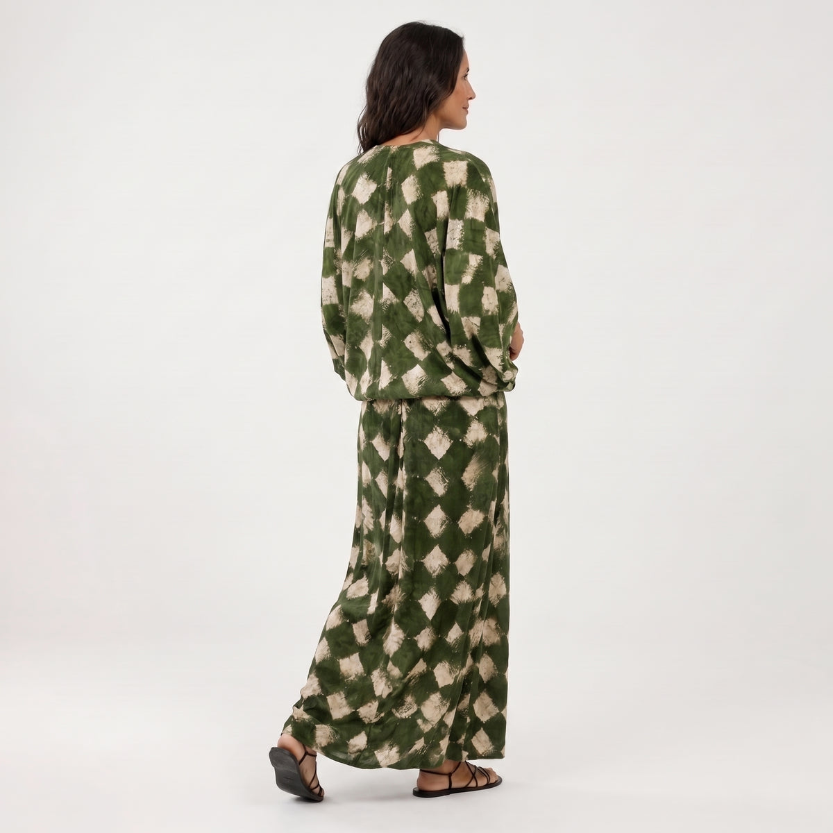 Vestido fluido tipo kimono verde con estampado de rombos, vista trasera