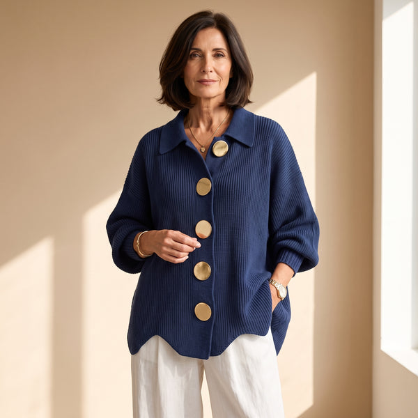 Cárdigan oversize azul oscuro de punto acanalado con botones dorados y cuello solapa