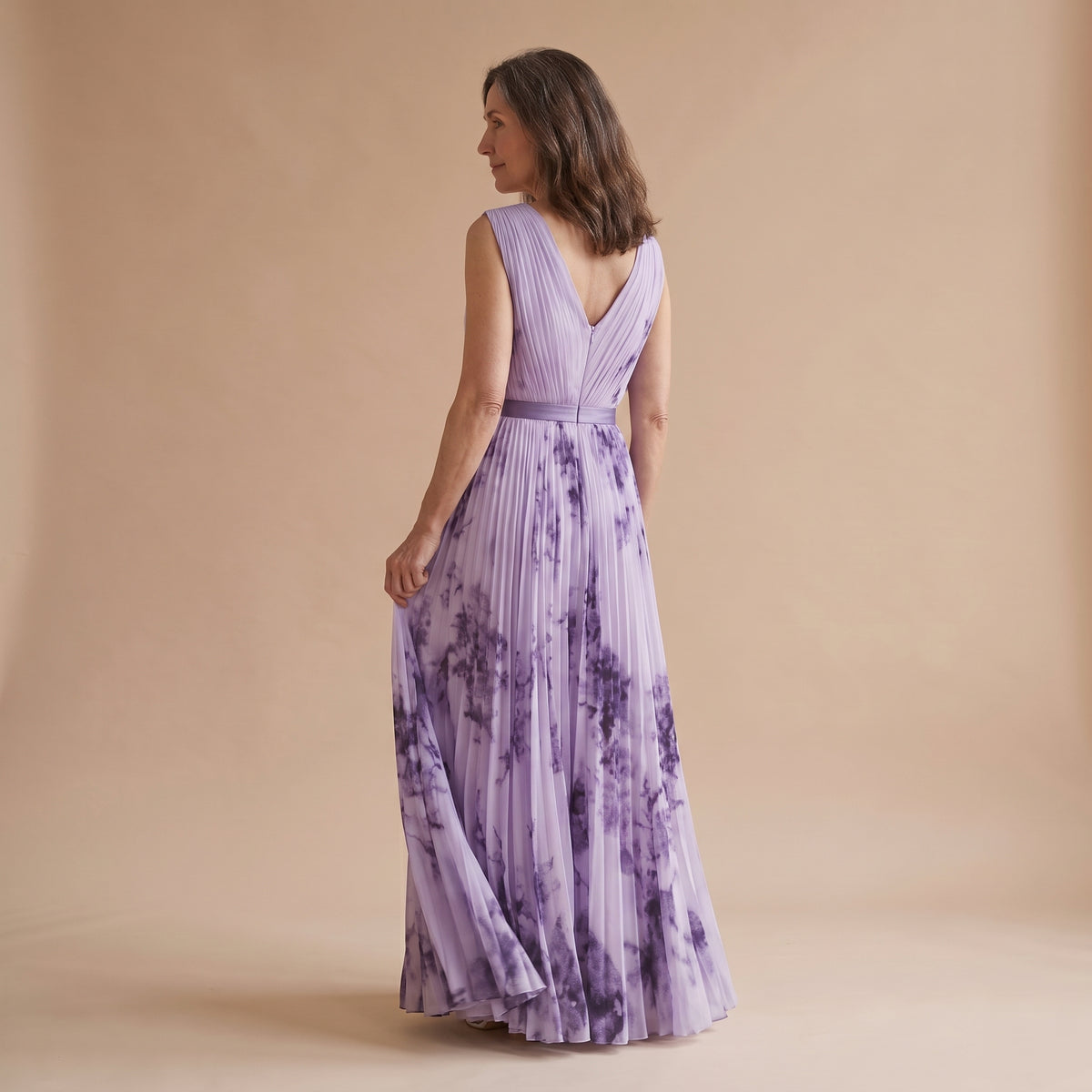 Vestido largo sin mangas lila, escote V cruzado y falda plisada con estampado vertical