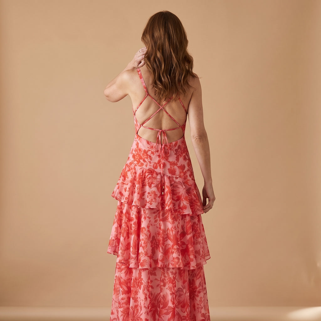Vestido Étoile Lisa rojo con estampado floral, tirantes cruzados y capas de volantes