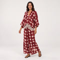 Vestido fluido tipo kimono burdeos con estampado de rombos y escote en V