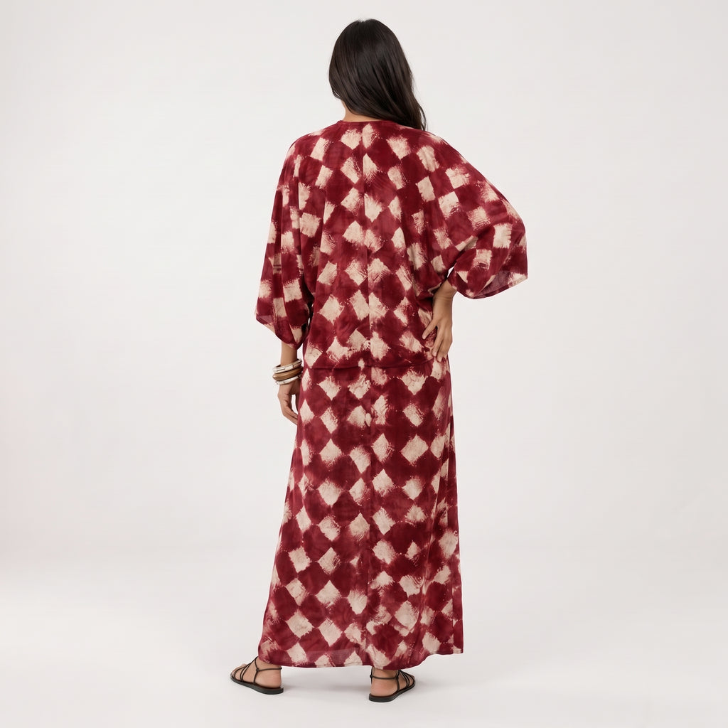Vestido fluido tipo kimono burdeos con estampado de rombos, vista trasera