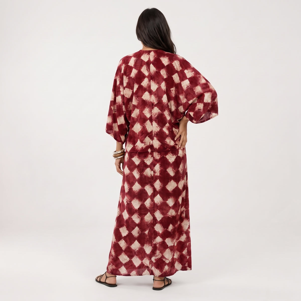Vestido fluido tipo kimono burdeos con estampado de rombos, vista trasera