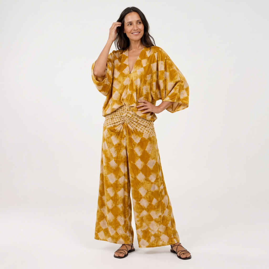 Vestido fluido tipo kimono amarillo mostaza con estampado de rombos y escote en V