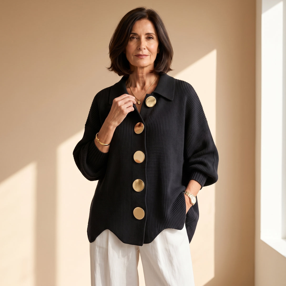 Cárdigan oversize negro de punto acanalado con botones dorados y cuello solapa