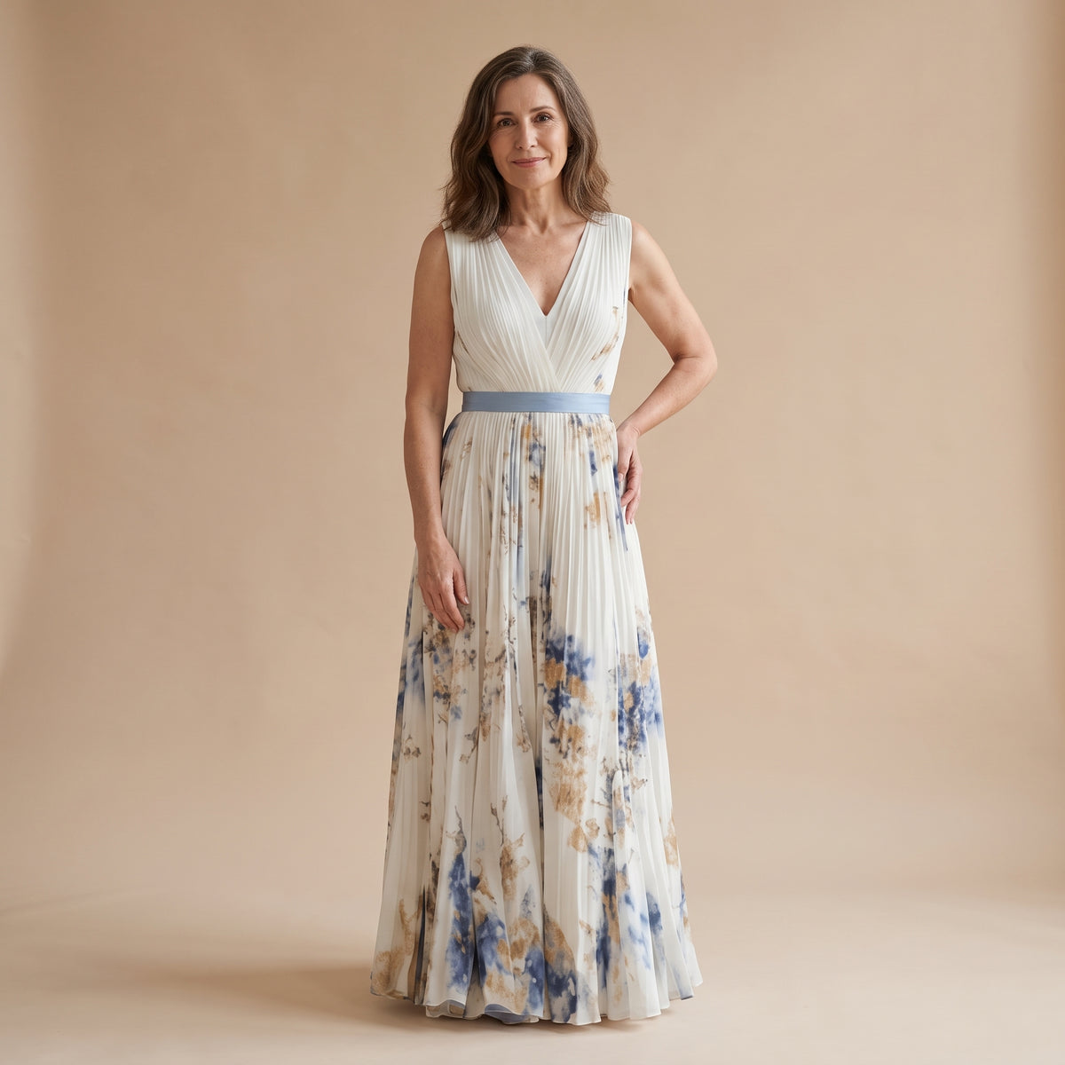 Vestido maxi sin mangas fondo crema con estampado azul, escote V cruzado y falda plisada