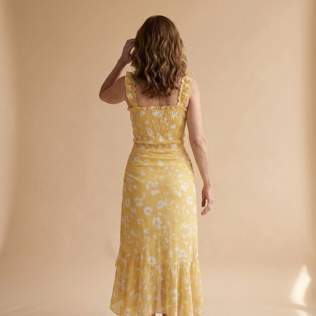 Vestido largo amarillo con escote cuadrado y tirantes con volantes, abertura frontal