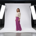 Pantalón de corte fluido morado con cintura elástica y caída amplia