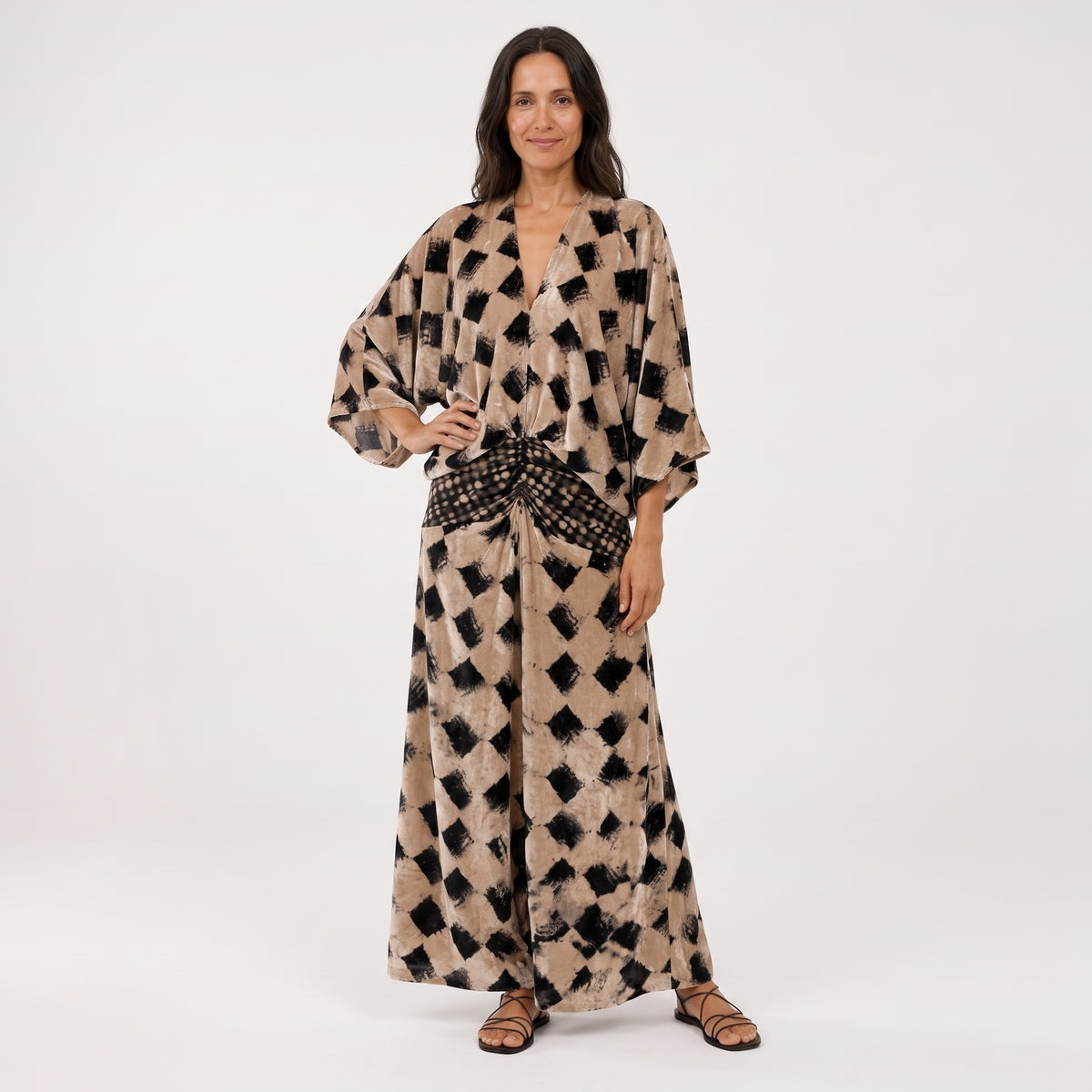 Vestido fluido tipo kimono beige con estampado de rombos y escote en V