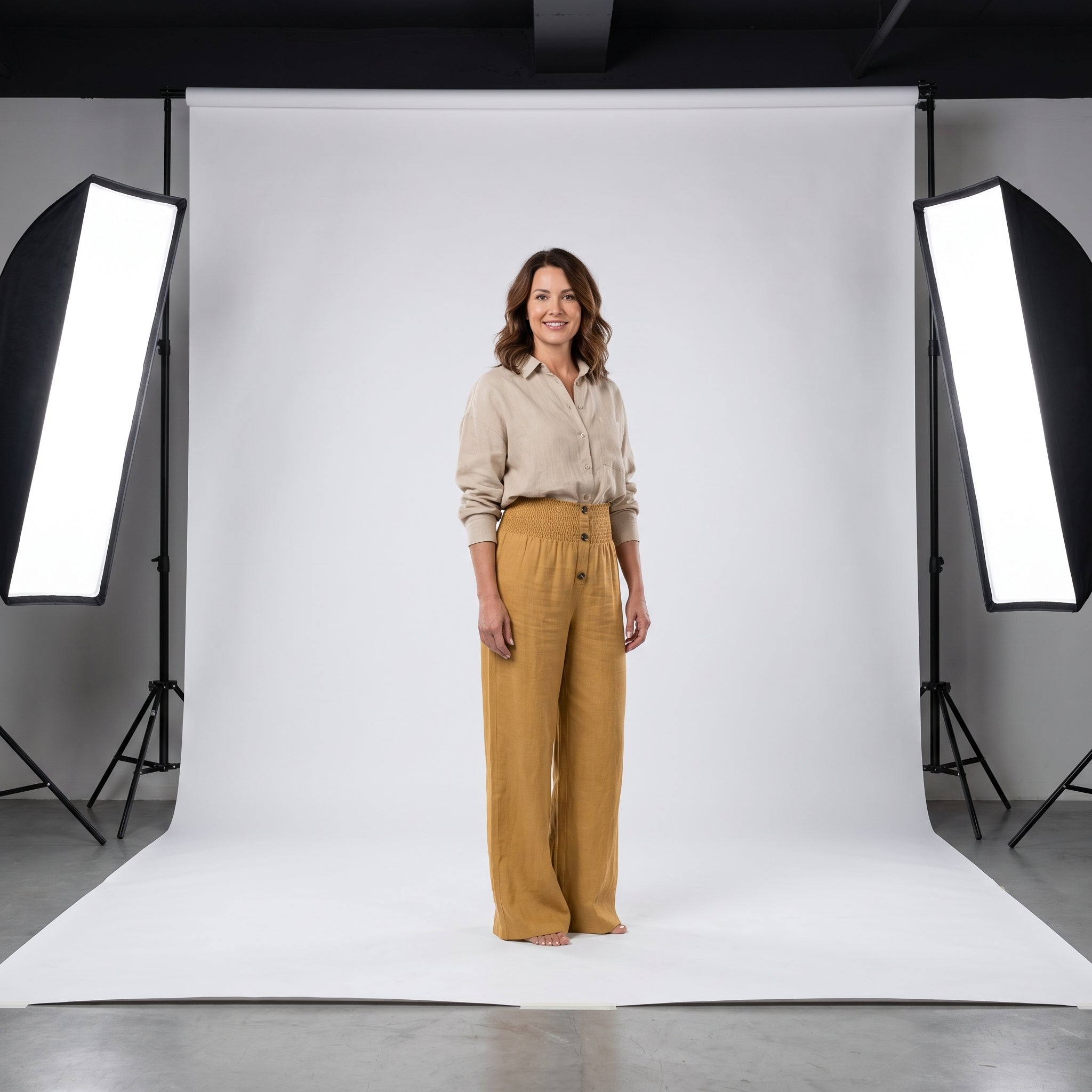 Pantalón de lino natural color mostaza con cintura elástica y botones frontales