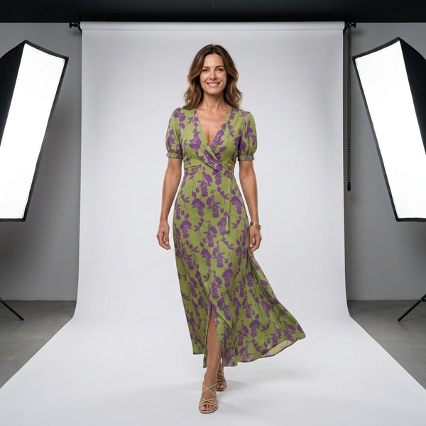 Vestido midi verde lima con estampado morado; escote cruzado en V y abertura inferior.
