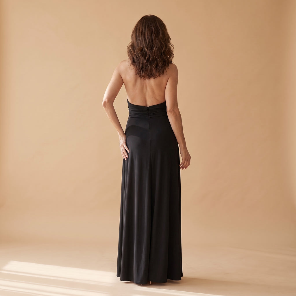 Vestido largo negro sin mangas con escote halter y espalda descubierta