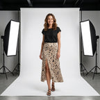 Falda midi animal print beige con manchas negras, en modelo de frente