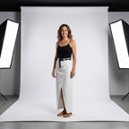 Falda maxi blanca con abertura frontal y costuras visibles en el frente