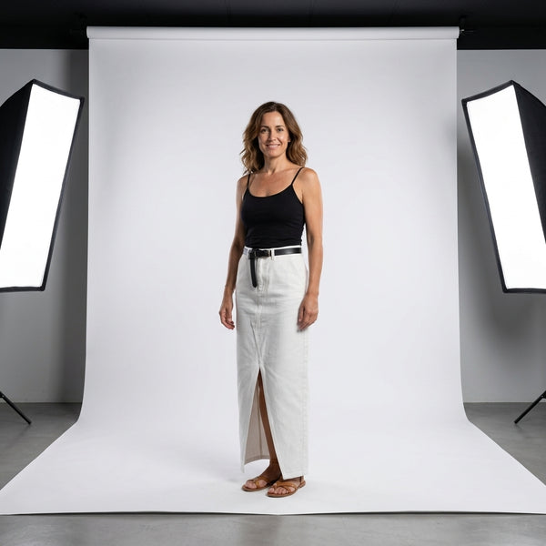 Falda maxi blanca con abertura frontal y costuras visibles en el frente