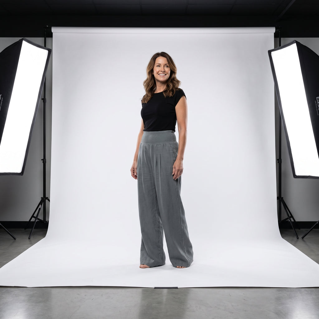 Pantalón de corte fluido gris con cintura elástica y pierna ancha