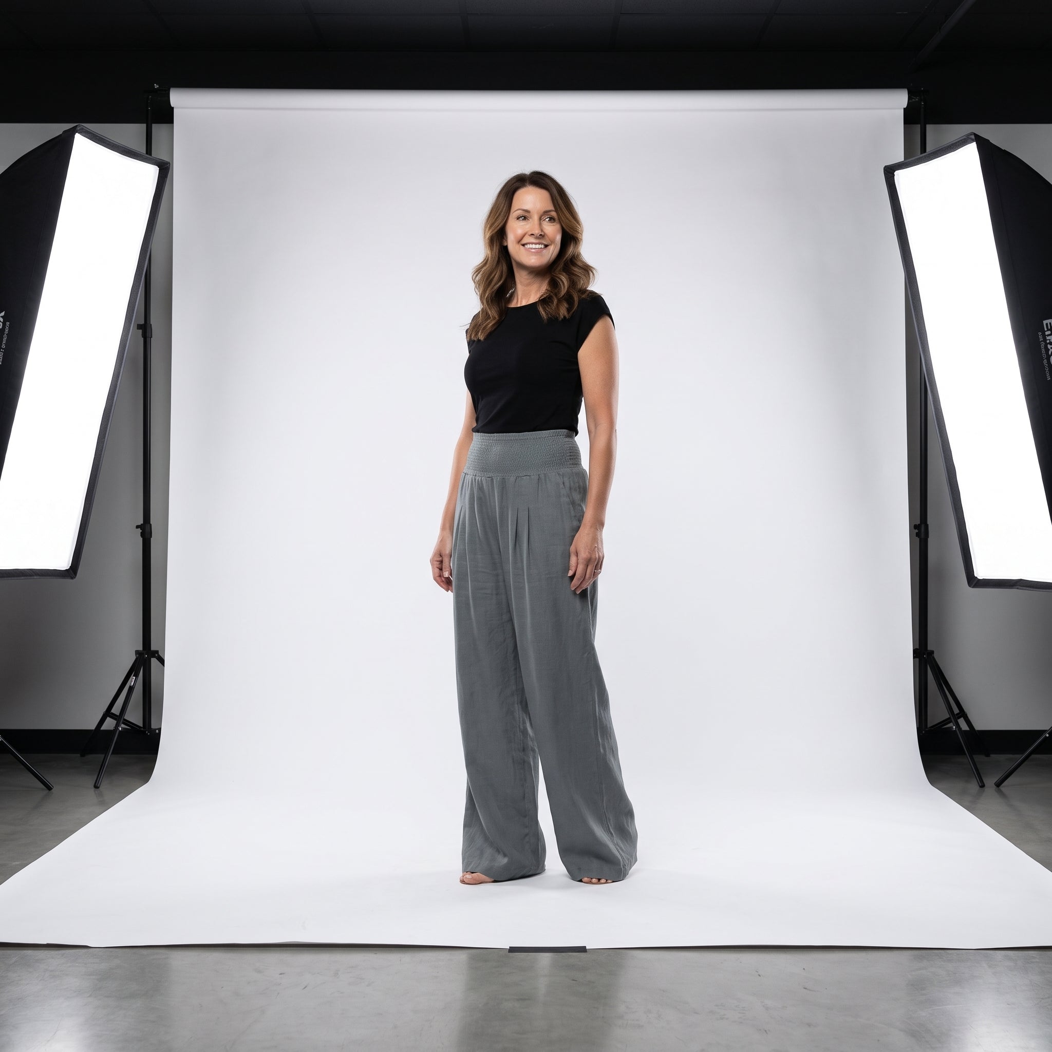 Pantalón de corte fluido gris con cintura elástica y pierna ancha