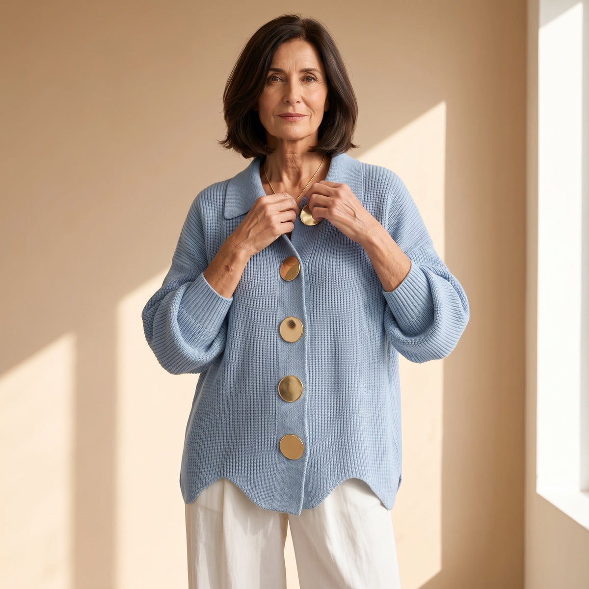 Cárdigan oversize azul cielo de punto acanalado con botones dorados y cuello solapa