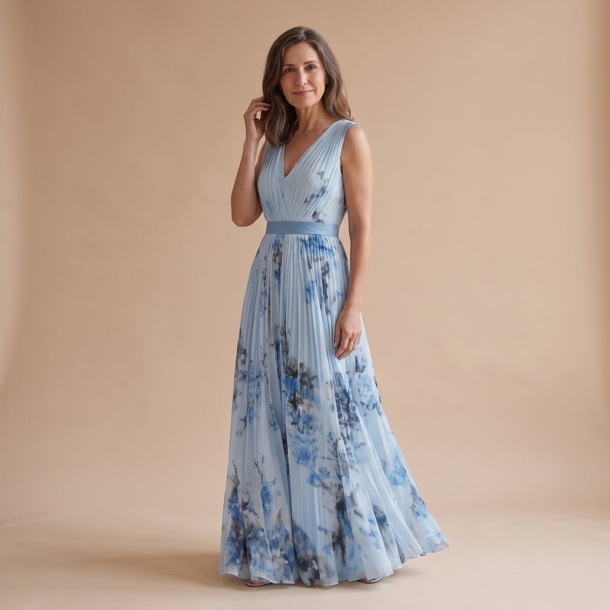 Vestido maxi sin mangas azul, escote V cruzado y falda plisada con estampado tipo acuarela