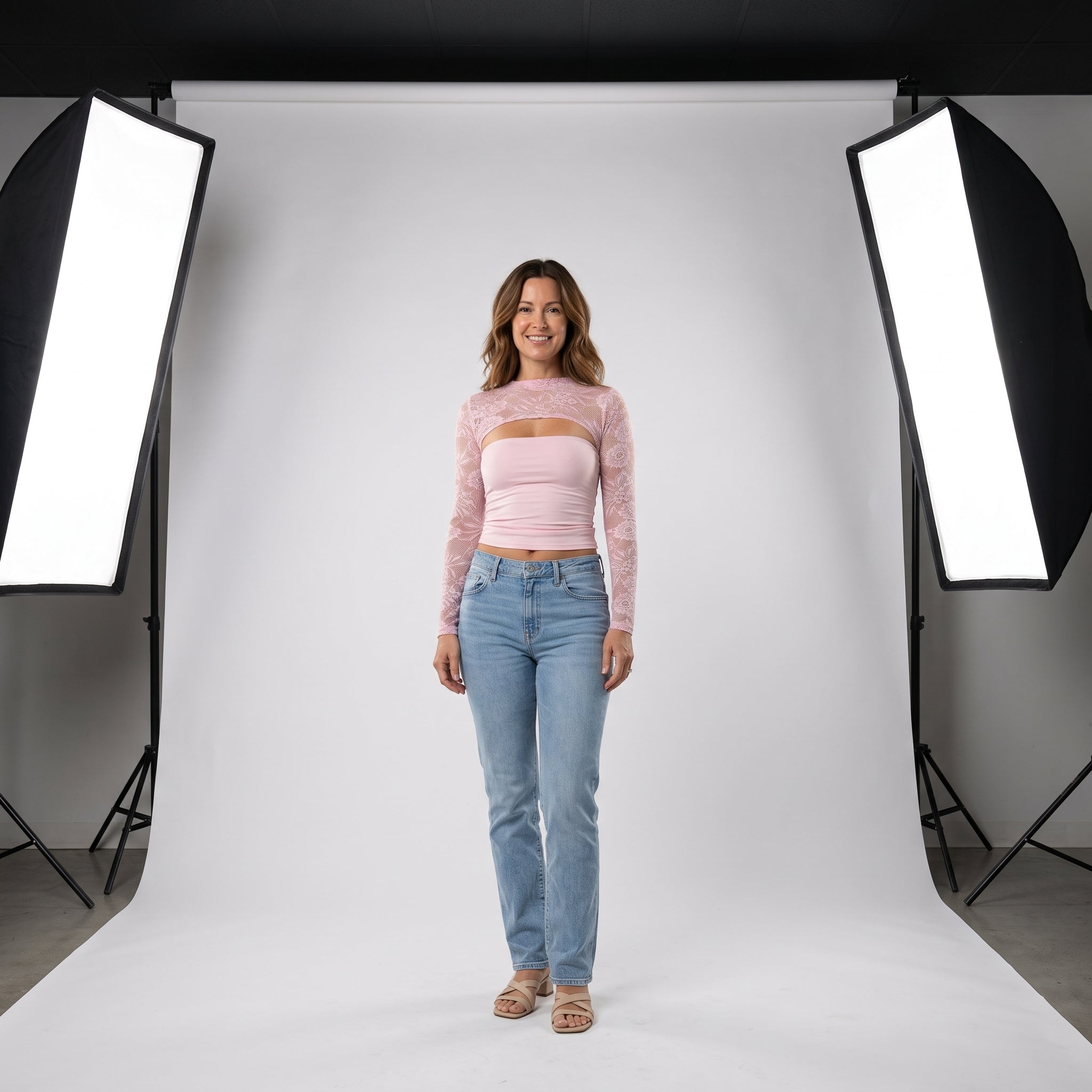 Top rosa claro de encaje floral con base lisa tipo corsé, escote alto y mangas largas