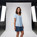 Blusa azul claro de manga corta con escote cuadrado y fruncido en el pecho, en modelo