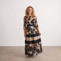 Vestido largo de tul negro con flores, franjas beige y azul marino, falda en capas.