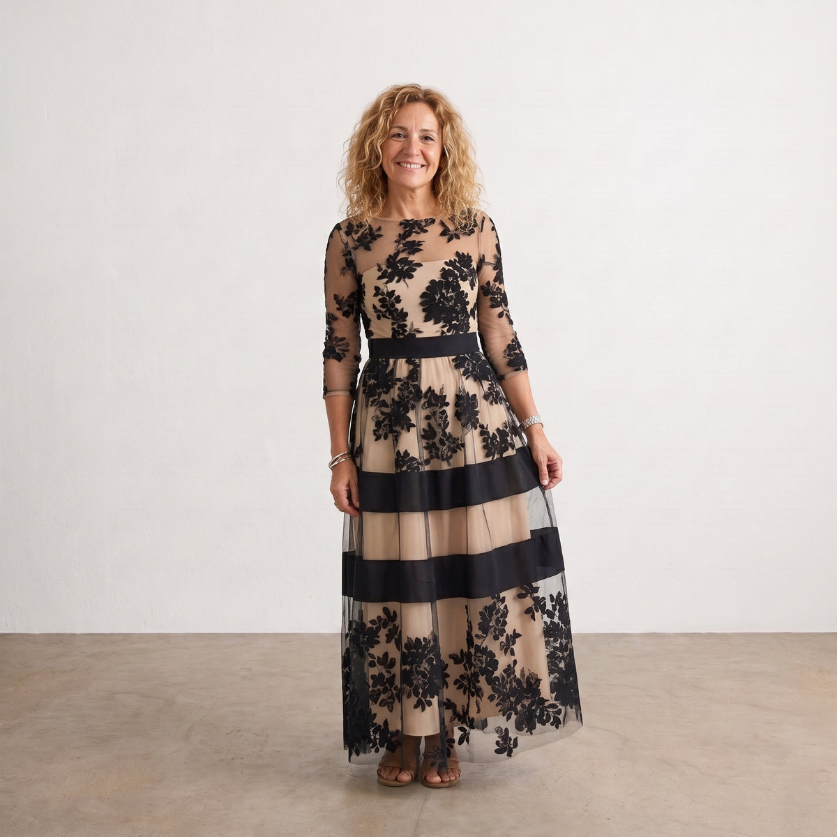 Vestido largo de tul negro con flores, franjas beige y azul marino, falda en capas.
