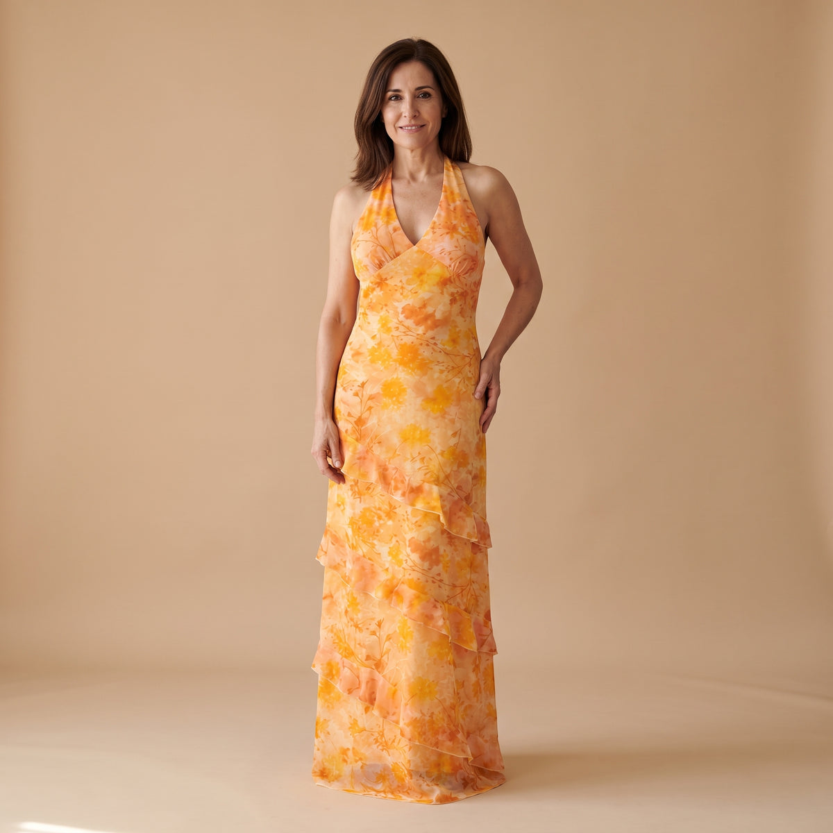 Vestido largo naranja con estampado floral, escote en V y volantes escalonados