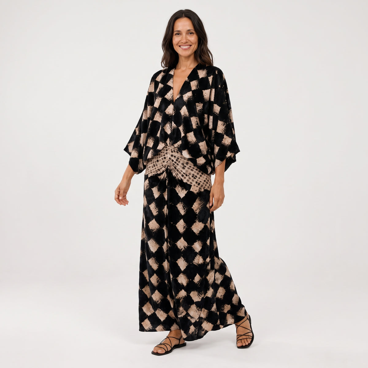 Vestido fluido tipo kimono negro con estampado de rombos y escote en V